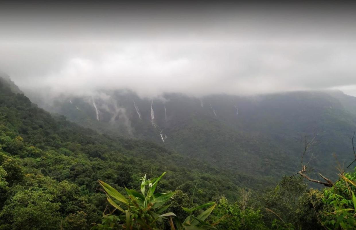 Breiancy Holiday Inn Cherrapunji Exterior photo